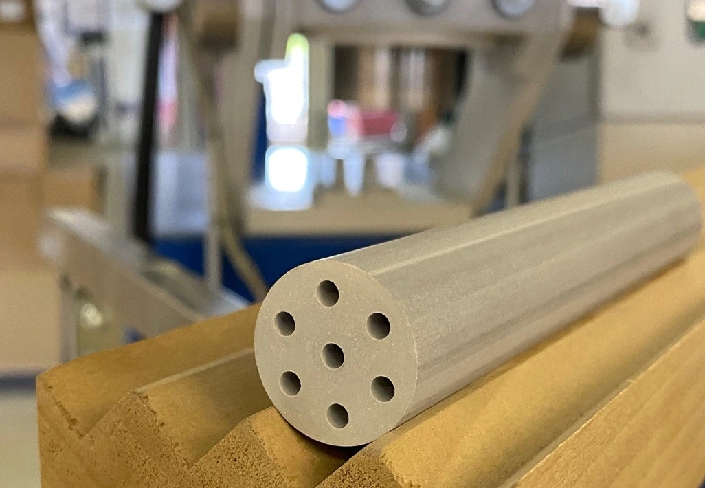 Extrusion von keramischen Teilen mit großer Geometrievielfalt, von Rohren und Stäben bis zu filigranen Strukturen und Mehrlochrohren